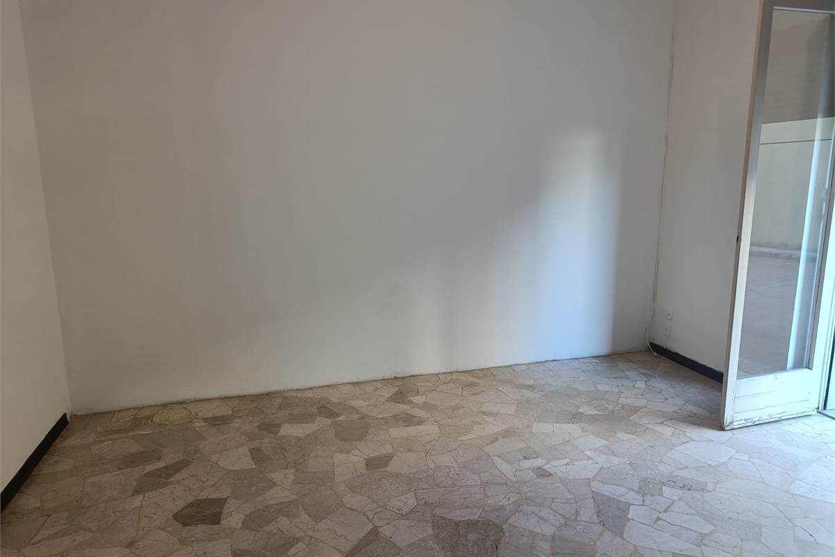 BILOCALE PIU' SERVIZI CON TERRAZZO