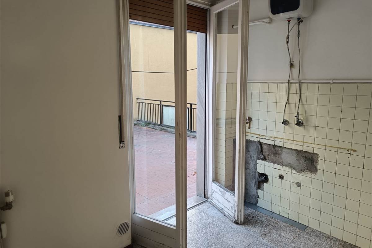 BILOCALE PIU' SERVIZI CON TERRAZZO