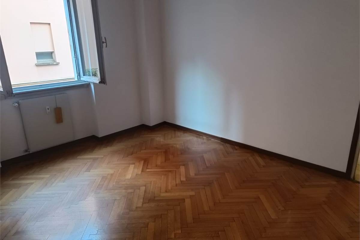 BILOCALE PIU' SERVIZI CON TERRAZZO