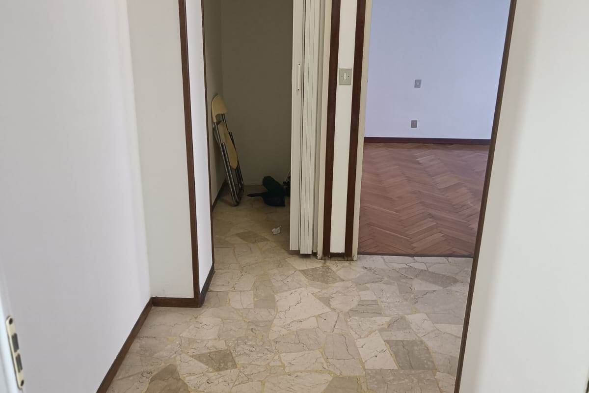 BILOCALE PIU' SERVIZI CON TERRAZZO