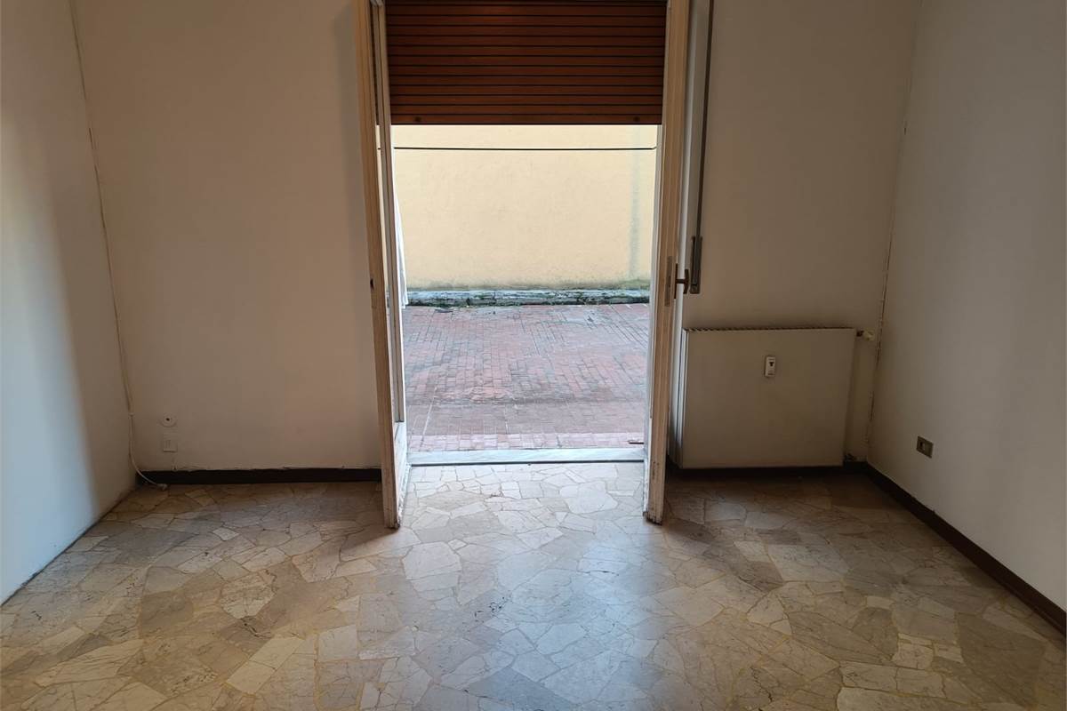 BILOCALE PIU' SERVIZI CON TERRAZZO