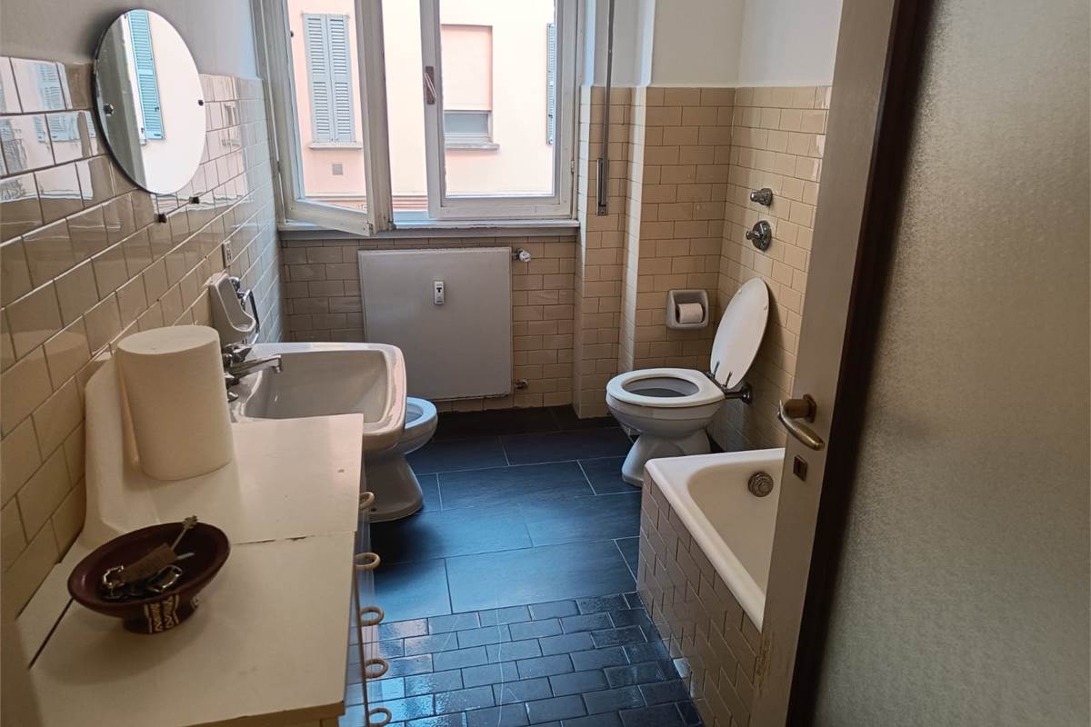 BILOCALE PIU' SERVIZI CON TERRAZZO