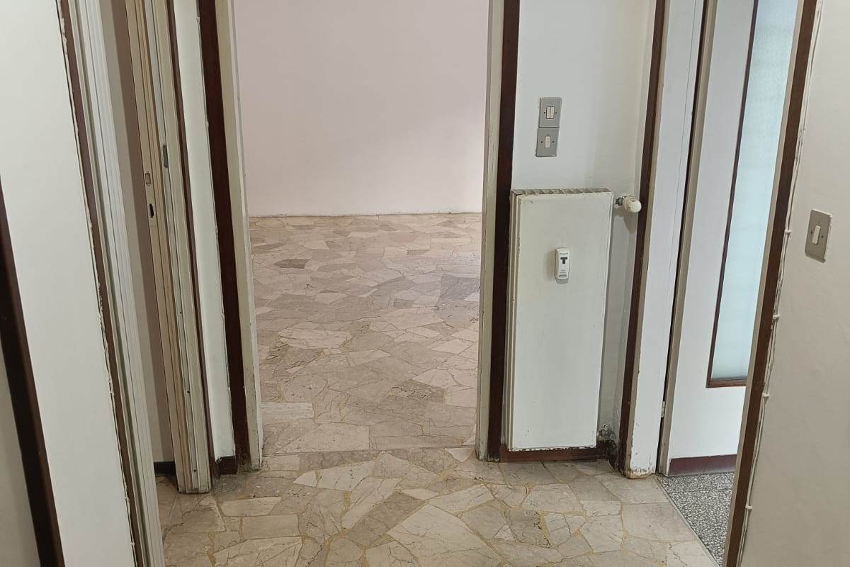 BILOCALE PIU' SERVIZI CON TERRAZZO