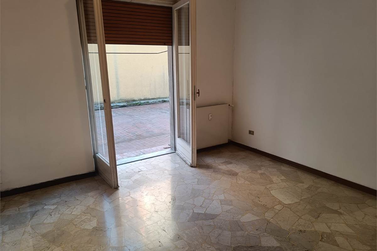 BILOCALE PIU' SERVIZI CON TERRAZZO