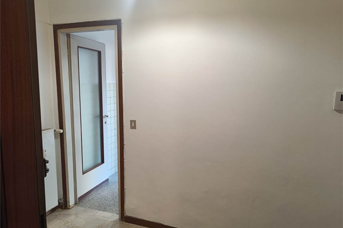 BILOCALE PIU' SERVIZI CON TERRAZZO