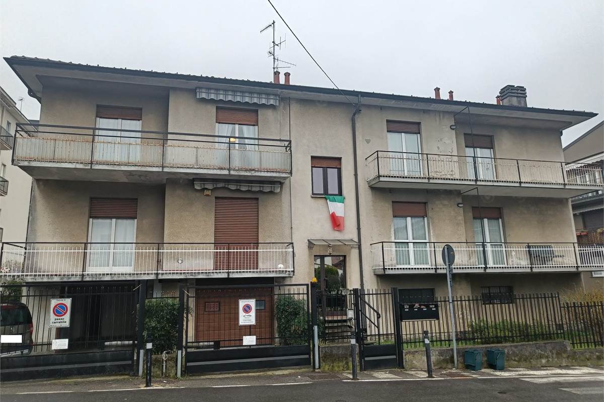 TRILOCALE PIU' SERVIZI CON BOX