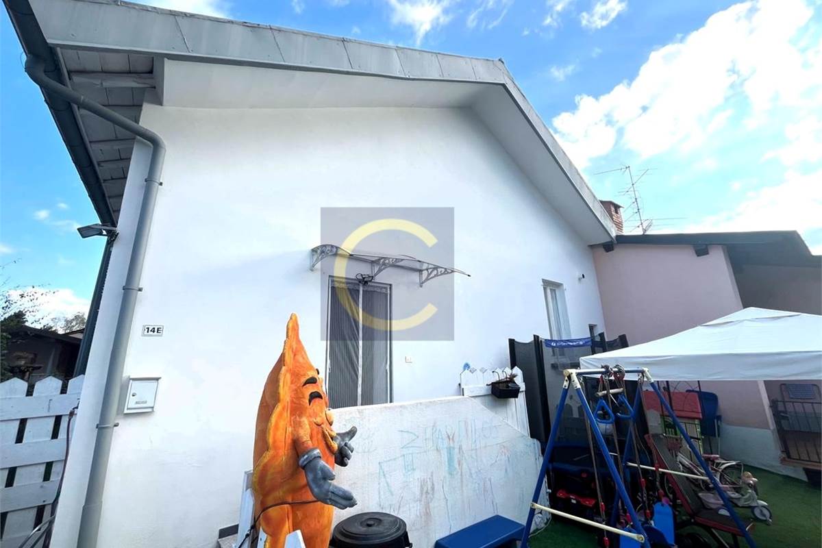 PORZIONE DI CASA SEMINDIPENDENTE CON AMPIE CANTINE