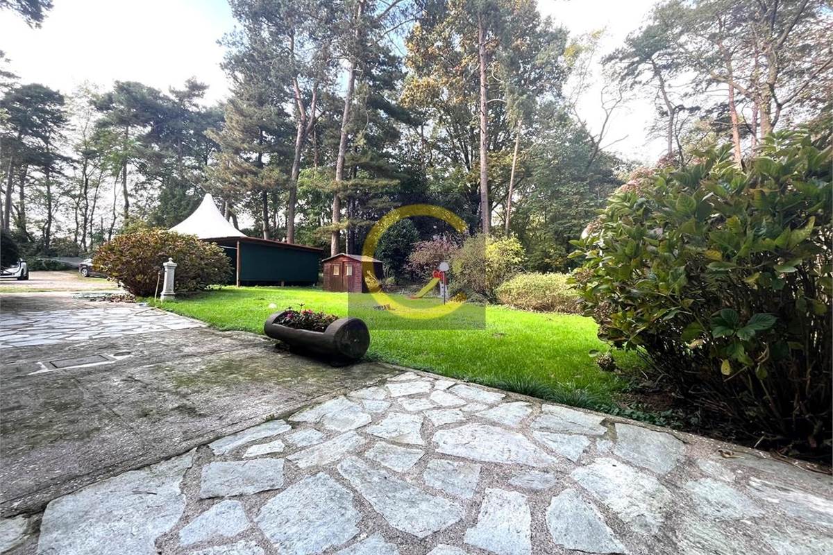 VILLA INDIPENDENTE CON INCANTEVOLE PARCO PRIVATO