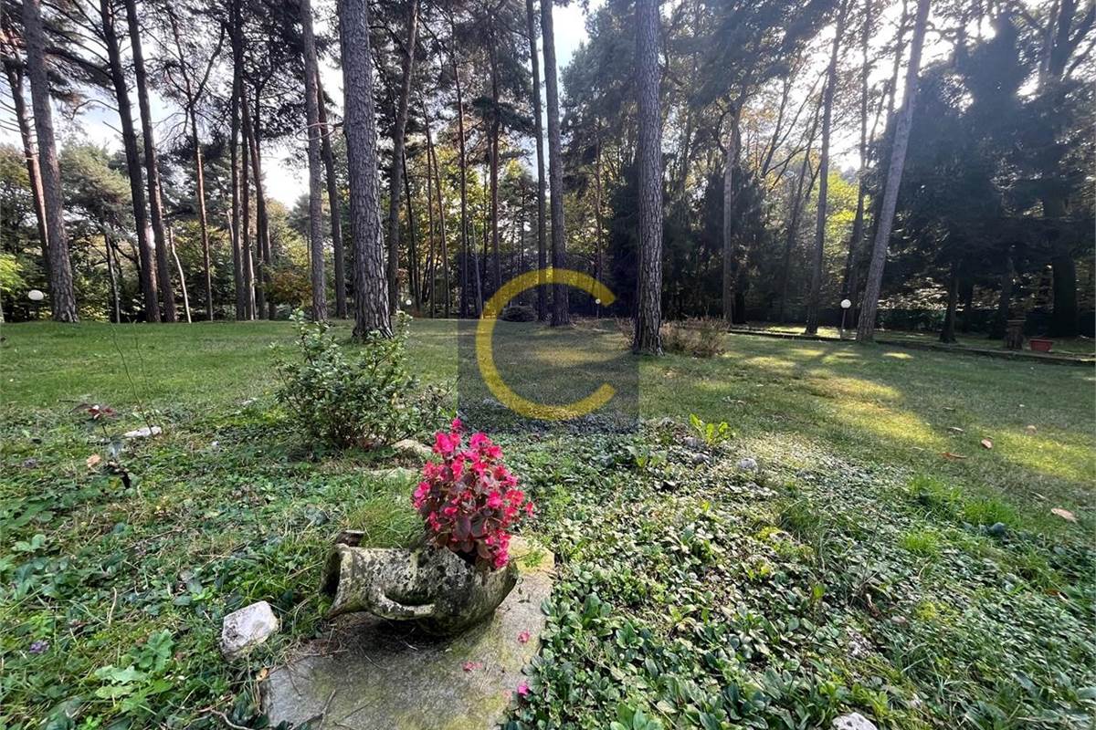 VILLA INDIPENDENTE CON INCANTEVOLE PARCO PRIVATO