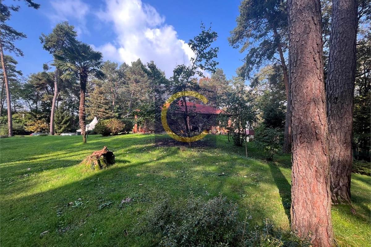 VILLA INDIPENDENTE CON INCANTEVOLE PARCO PRIVATO