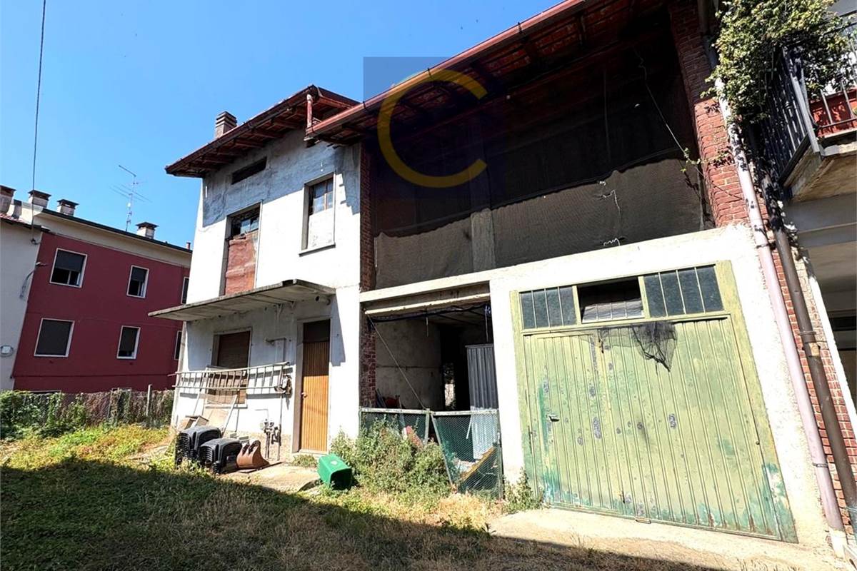 RUSTICO DI TESTA CON GIARDINO PRIVATO
