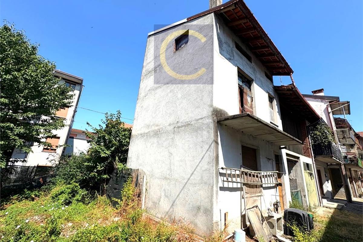 RUSTICO DI TESTA CON GIARDINO PRIVATO