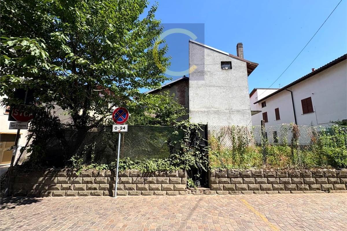 RUSTICO DI TESTA CON GIARDINO PRIVATO