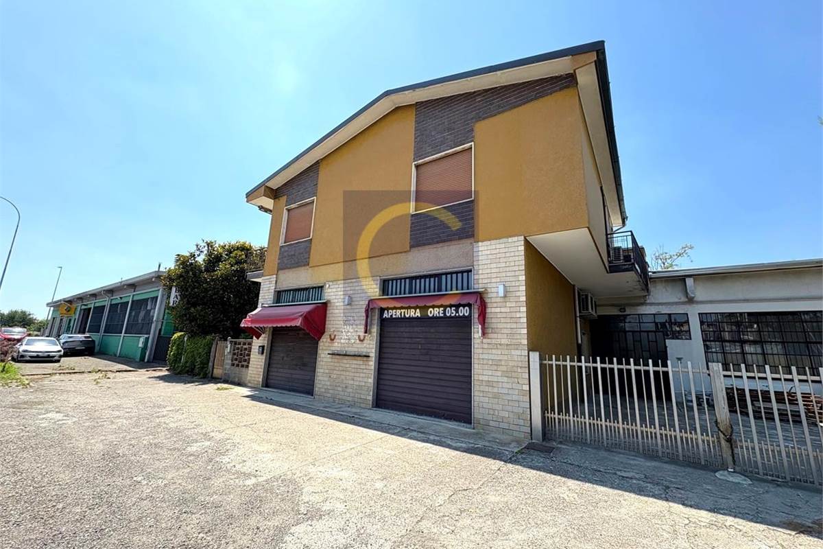 FABBRICATO COMMERCIALE CON ABITAZIONI E CAPANNONE