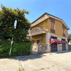 FABBRICATO COMMERCIALE CON ABITAZIONI E CAPANNONE
