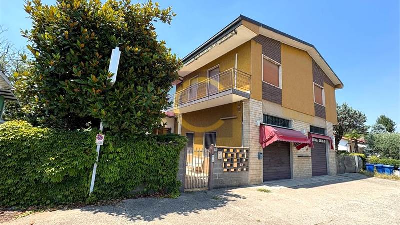FABBRICATO COMMERCIALE CON ABITAZIONI E CAPANNONE