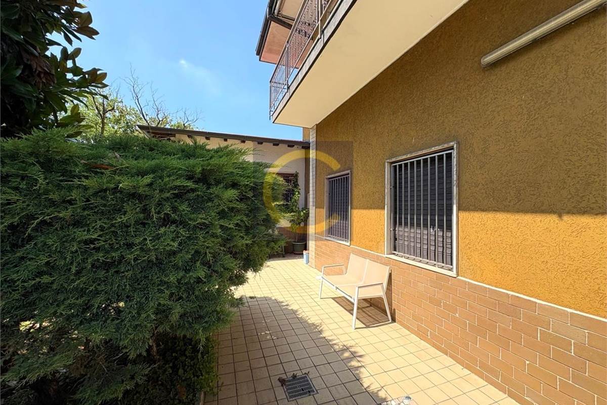 FABBRICATO COMMERCIALE CON ABITAZIONI E CAPANNONE