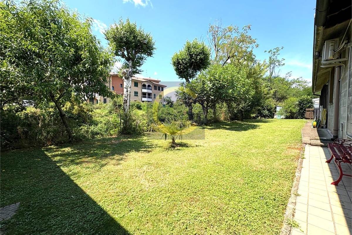 FABBRICATO COMMERCIALE CON ABITAZIONI E CAPANNONE