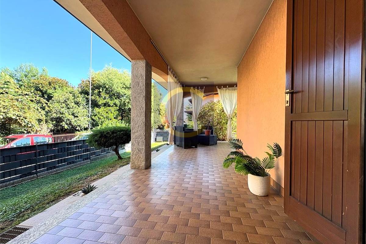 VILLA SINGOLA RISTRUTTURATA SU UN UNICO PIANO