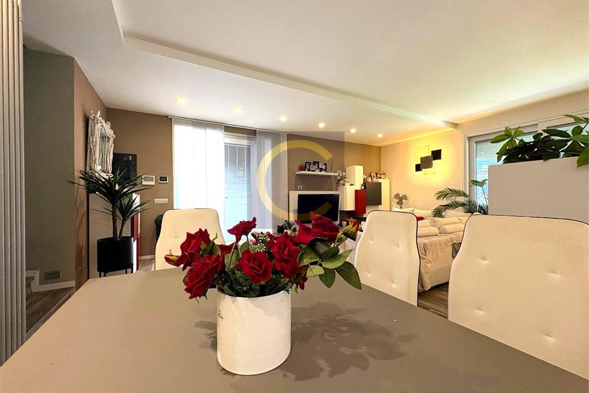 VILLA SINGOLA RISTRUTTURATA SU UN UNICO PIANO