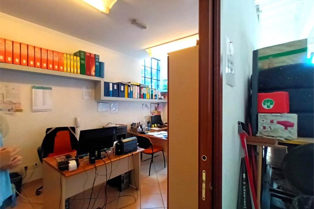 FABBRICATO COMMERCIALE CON ABITAZIONI E CAPANNONE