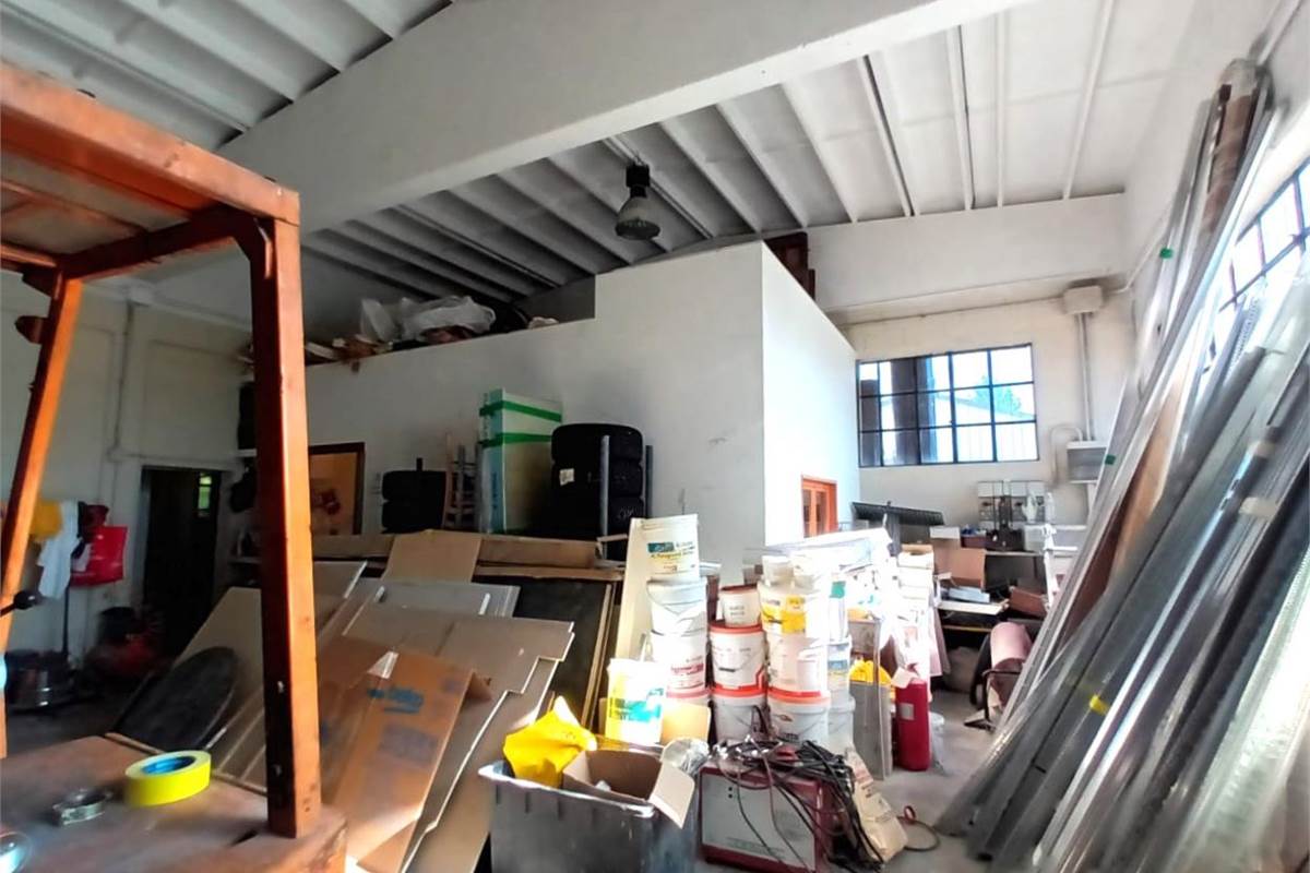 FABBRICATO COMMERCIALE CON ABITAZIONI E CAPANNONE