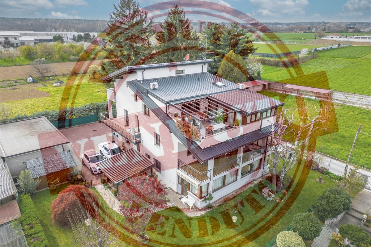 GRANDE TRILOCALE CON VERANDA E GIARDINO PRIVATO 
