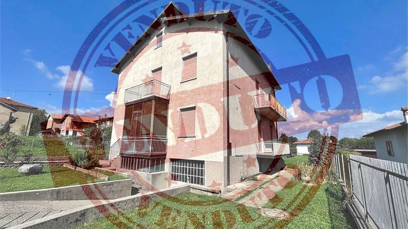 COMODISSIMA CASA SINGOLA CON DUE AMPI APPARTAMENTI
