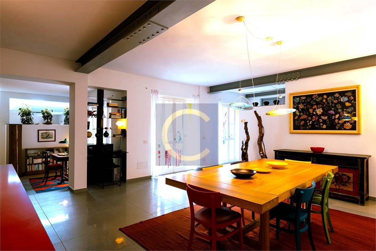 CASA SINGOLA D'EPOCA COMPLETAMENTE RISTRUTTURATA