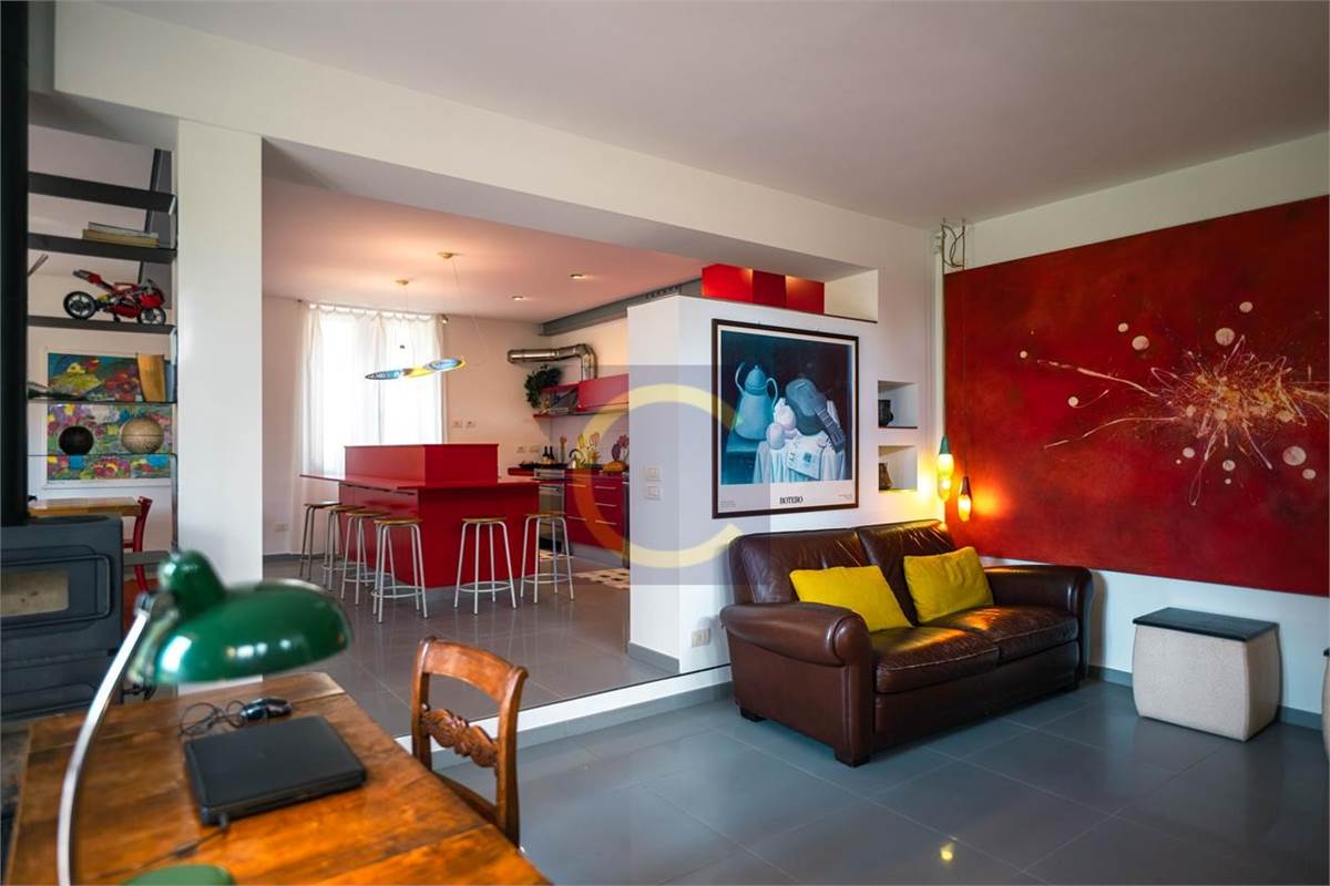 CASA SINGOLA D'EPOCA COMPLETAMENTE RISTRUTTURATA