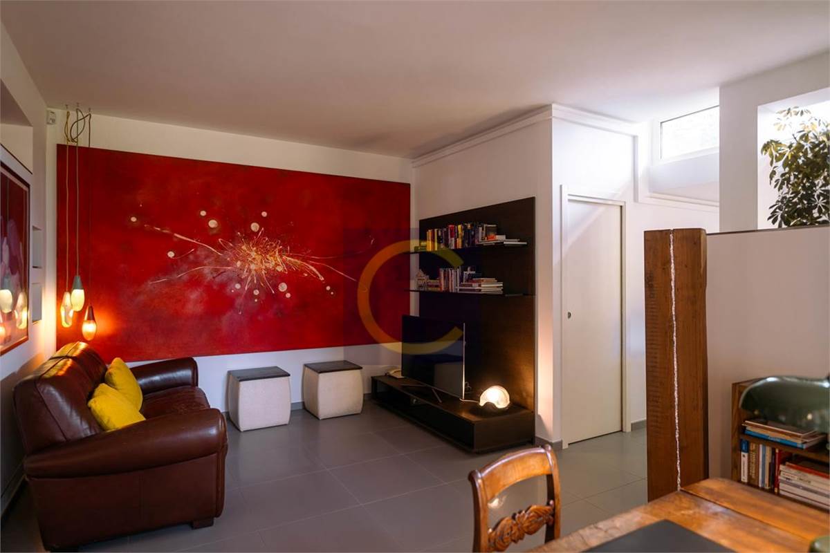 CASA SINGOLA D'EPOCA COMPLETAMENTE RISTRUTTURATA