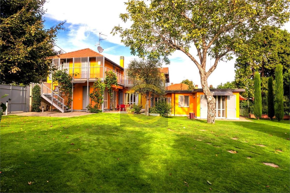 CASA SINGOLA D'EPOCA COMPLETAMENTE RISTRUTTURATA