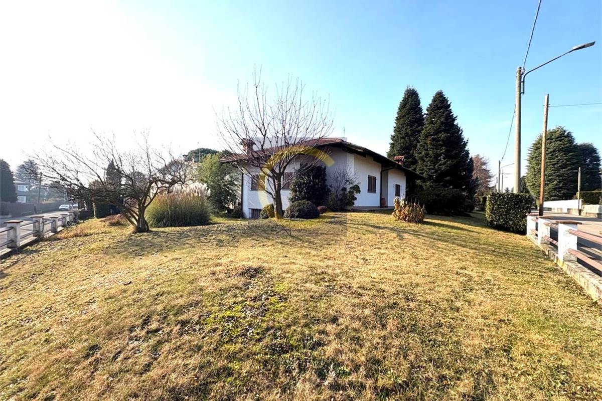 VILLA SINGOLA CON AMPIO GIARDINO PRIVATO