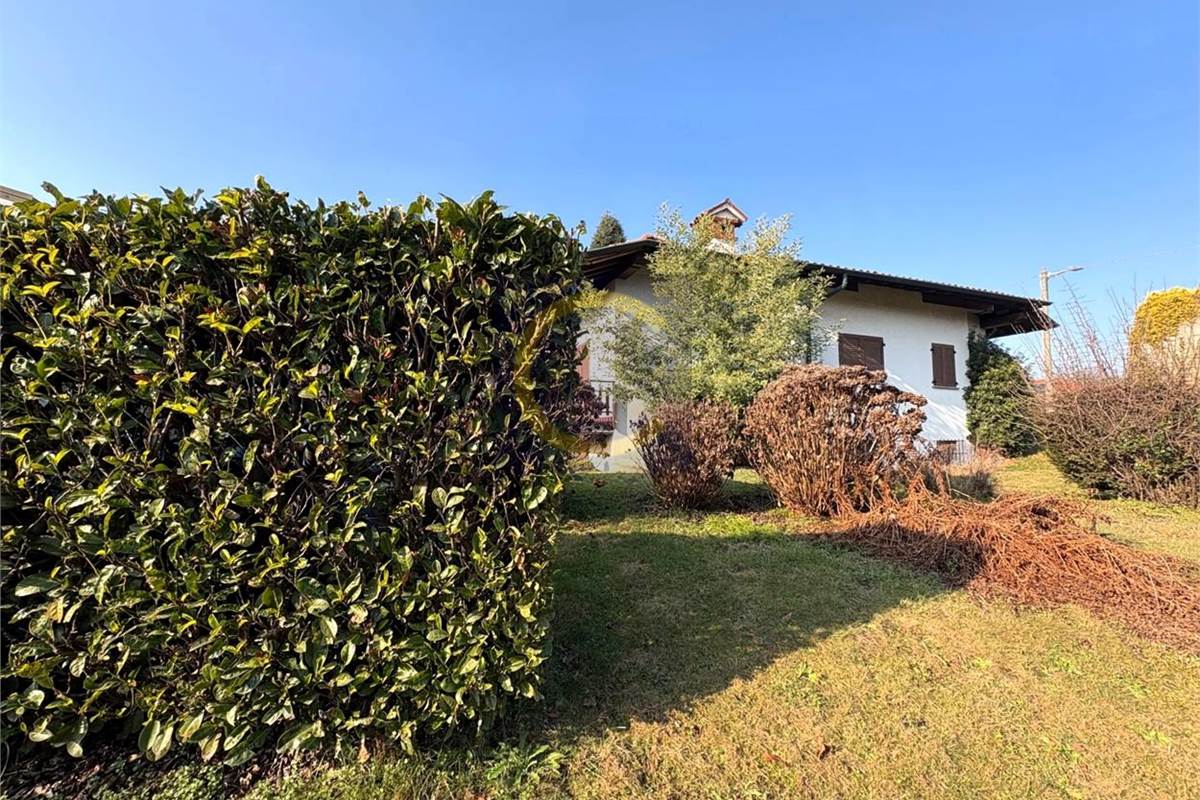 VILLA SINGOLA CON AMPIO GIARDINO PRIVATO