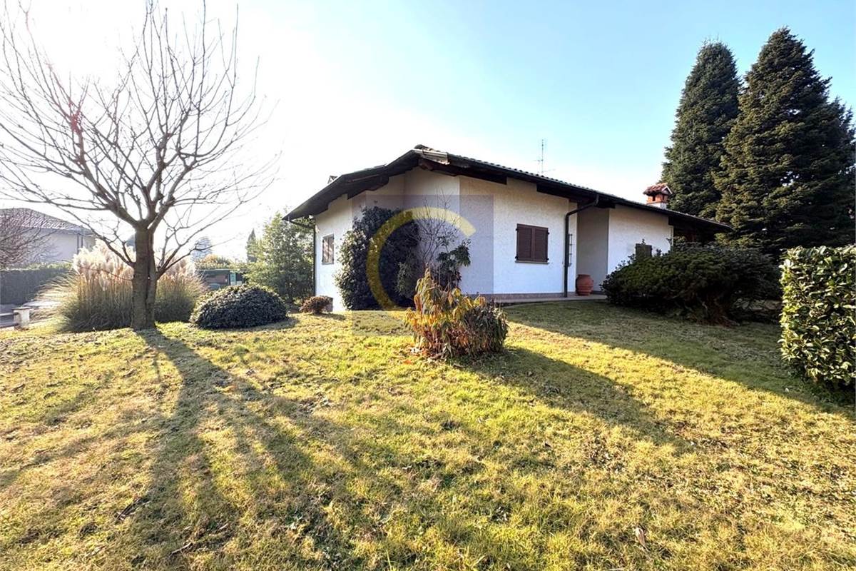 VILLA SINGOLA CON AMPIO GIARDINO PRIVATO