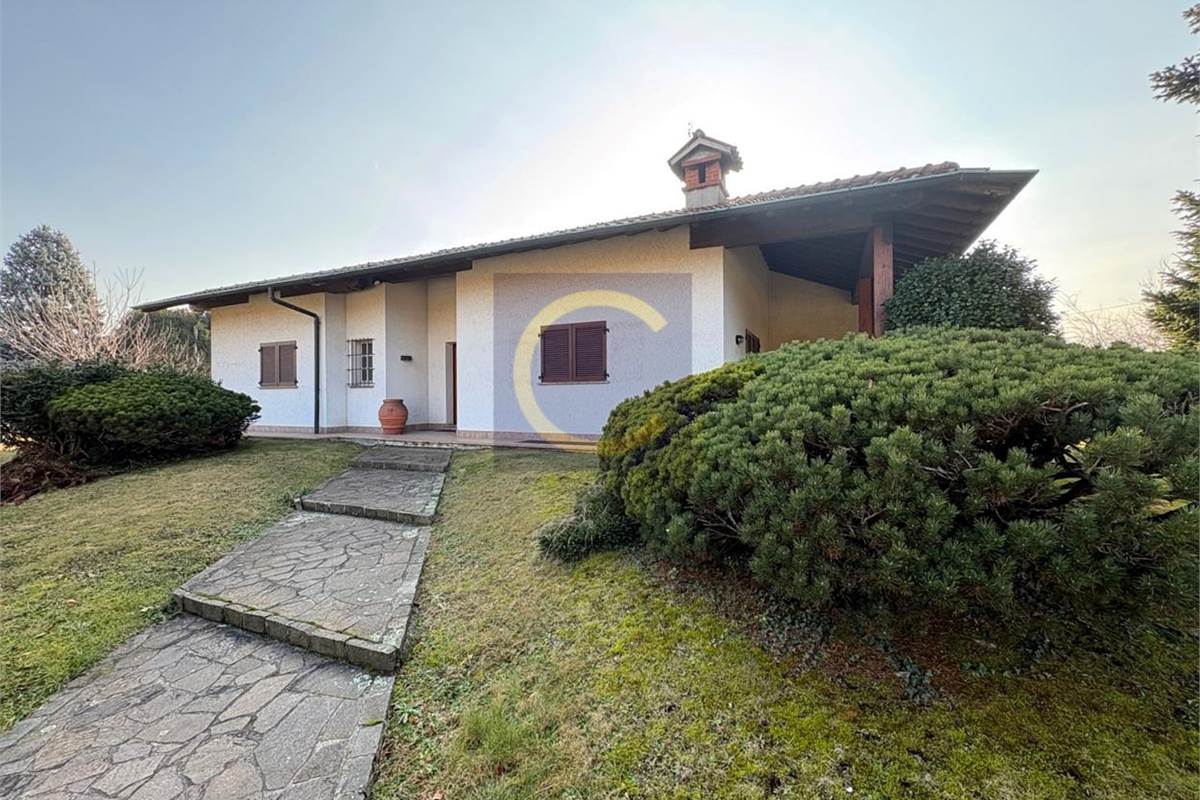 VILLA SINGOLA CON AMPIO GIARDINO PRIVATO