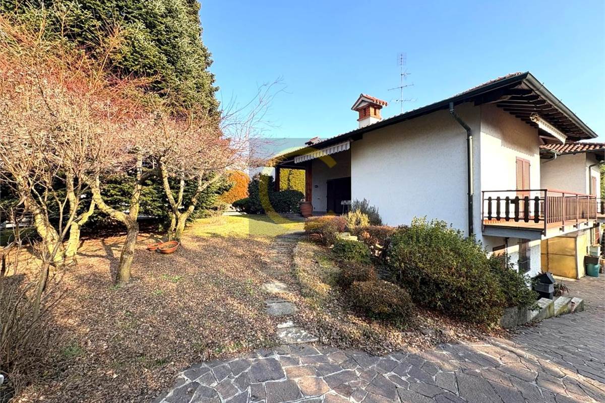 VILLA SINGOLA CON AMPIO GIARDINO PRIVATO