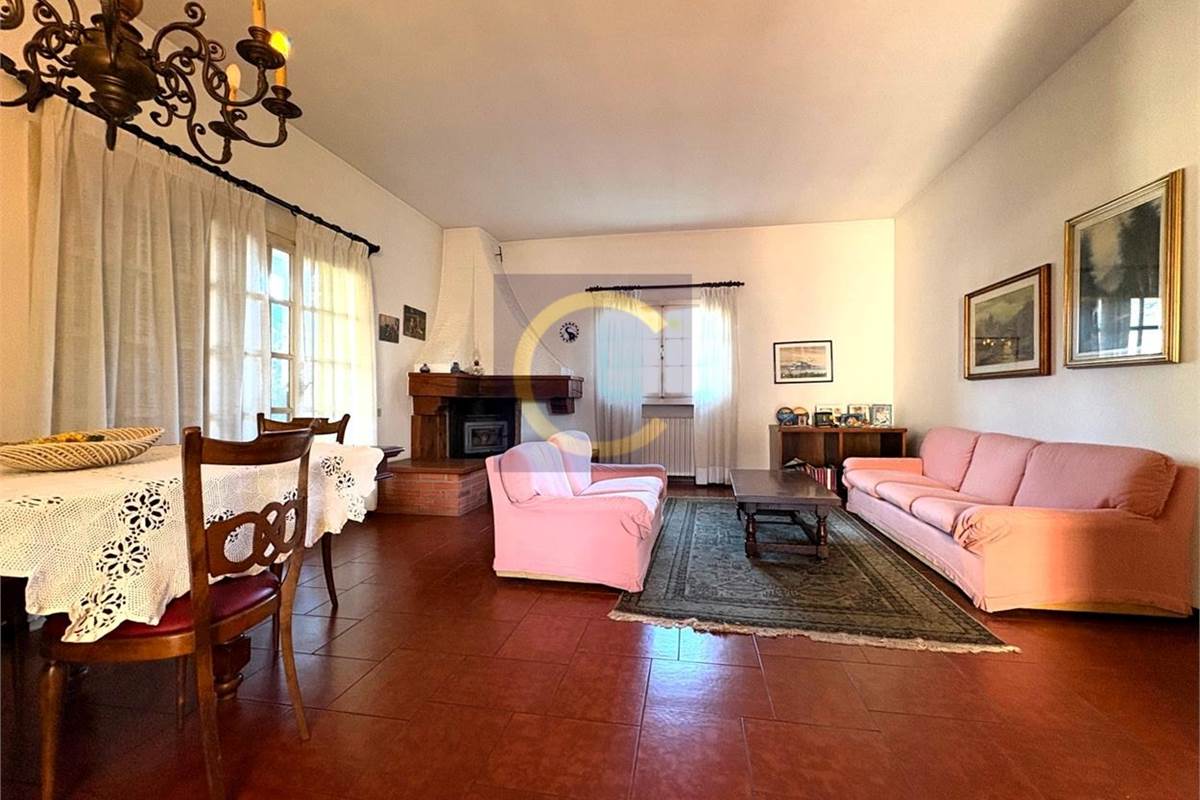 VILLA SINGOLA CON AMPIO GIARDINO PRIVATO