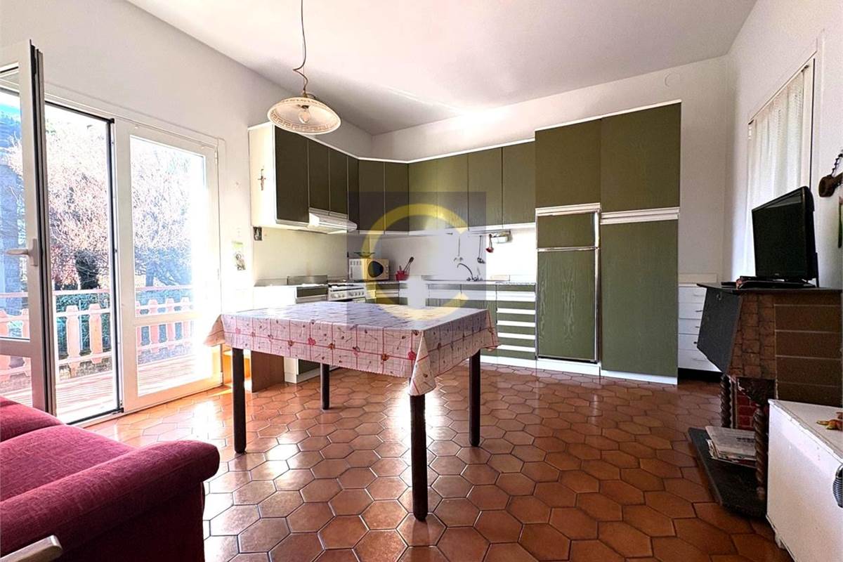 VILLA SINGOLA CON AMPIO GIARDINO PRIVATO