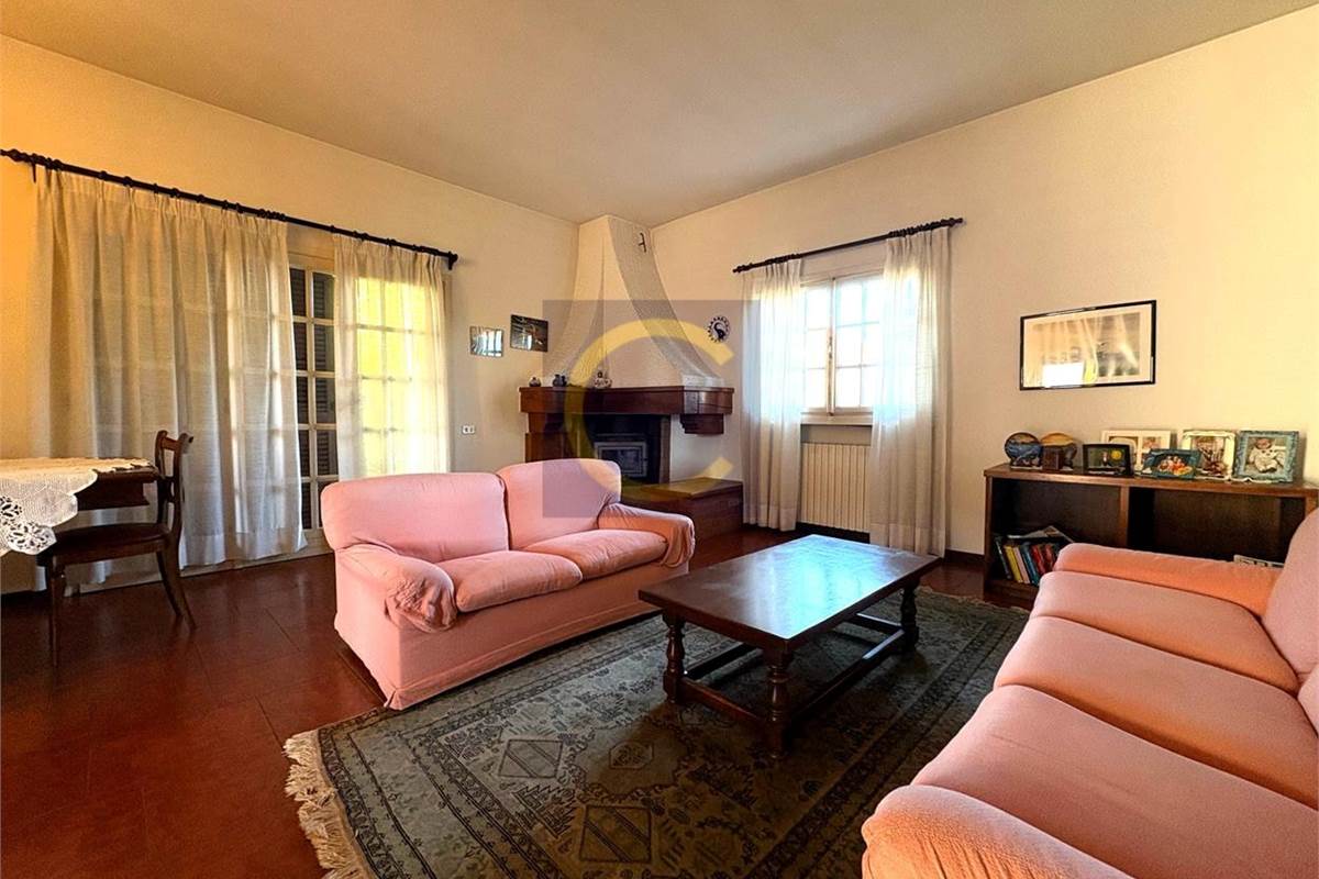 VILLA SINGOLA CON AMPIO GIARDINO PRIVATO