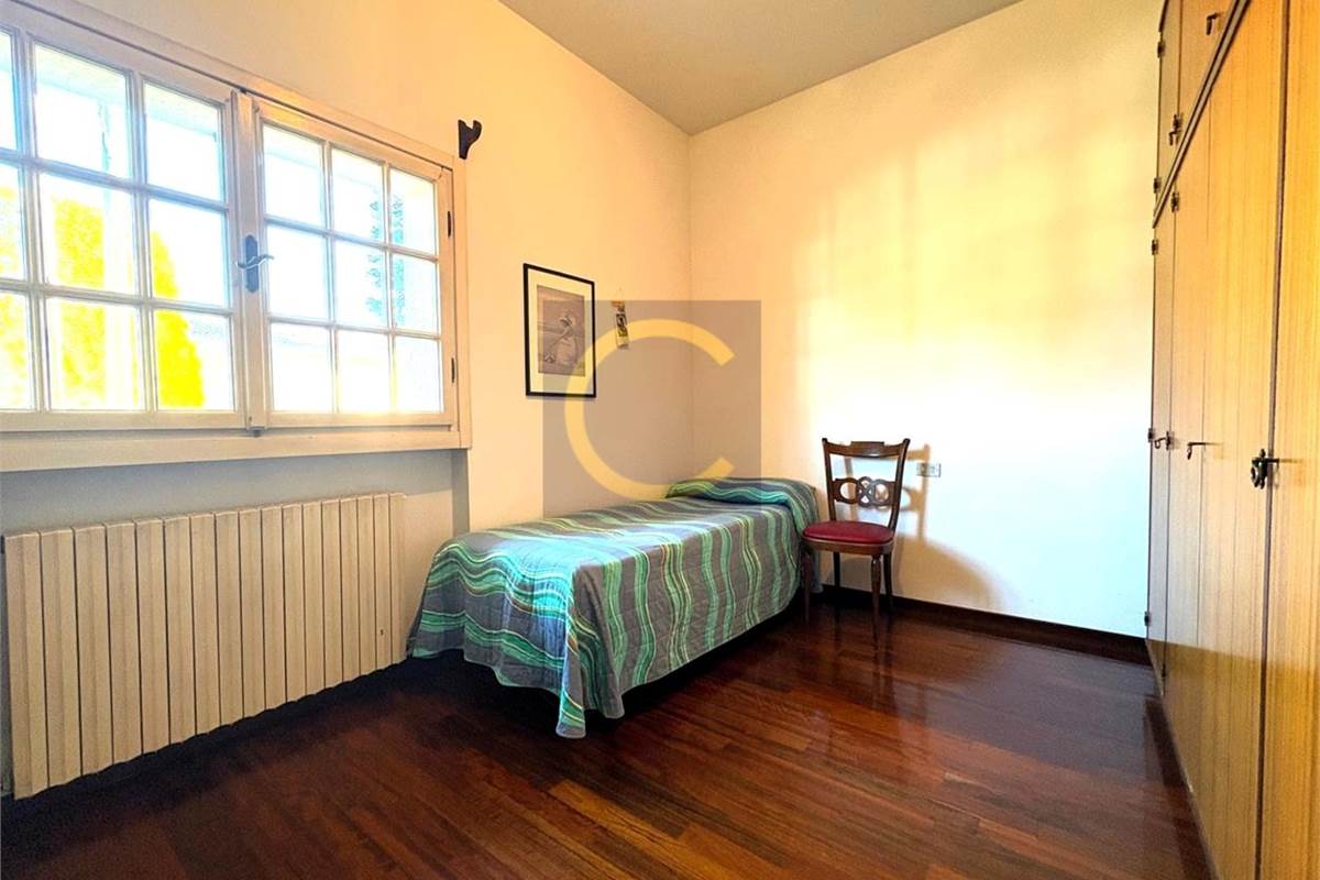 VILLA SINGOLA CON AMPIO GIARDINO PRIVATO