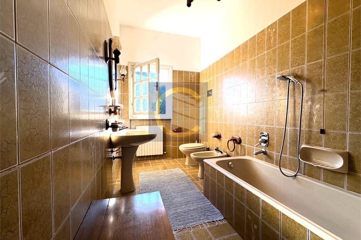 VILLA SINGOLA CON AMPIO GIARDINO PRIVATO