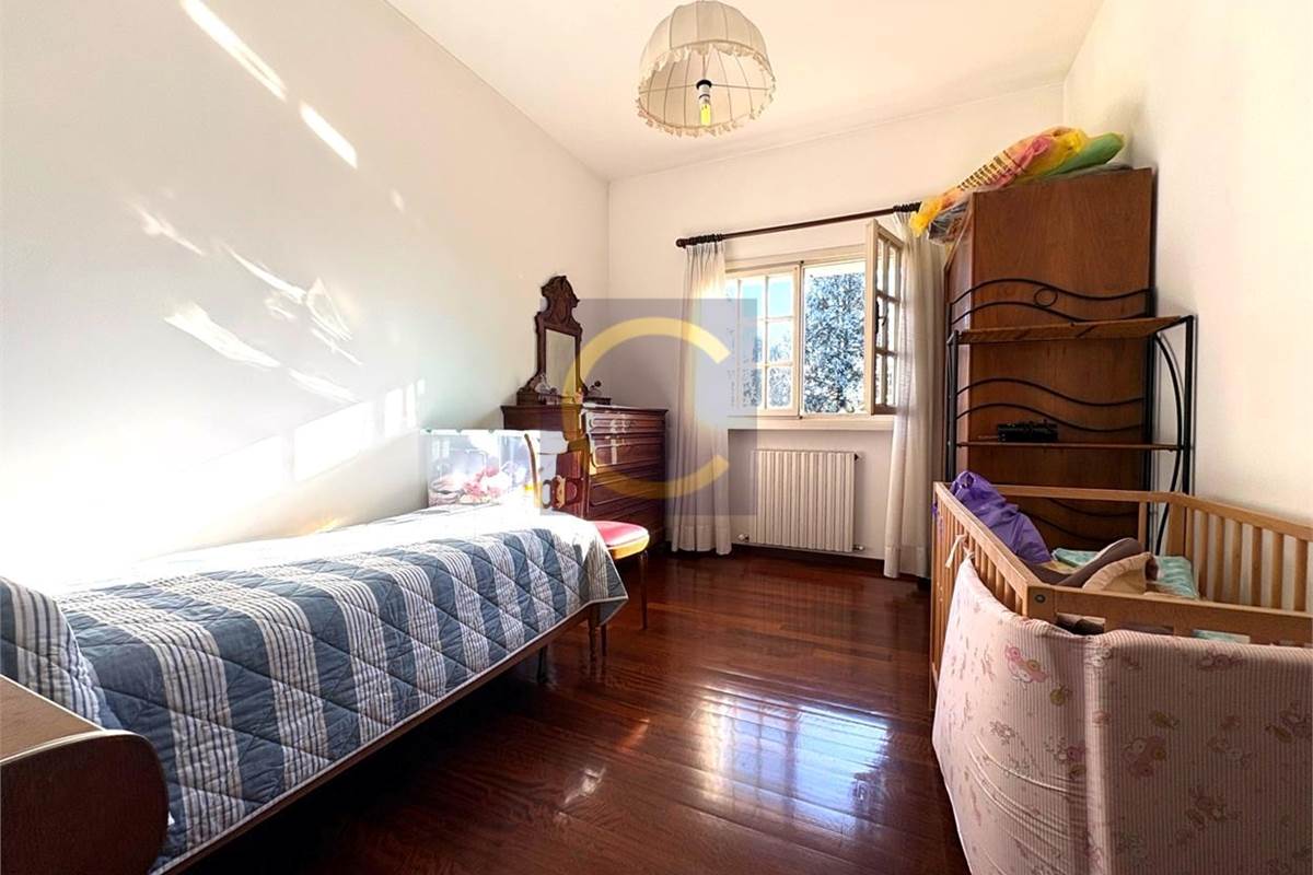 VILLA SINGOLA CON AMPIO GIARDINO PRIVATO