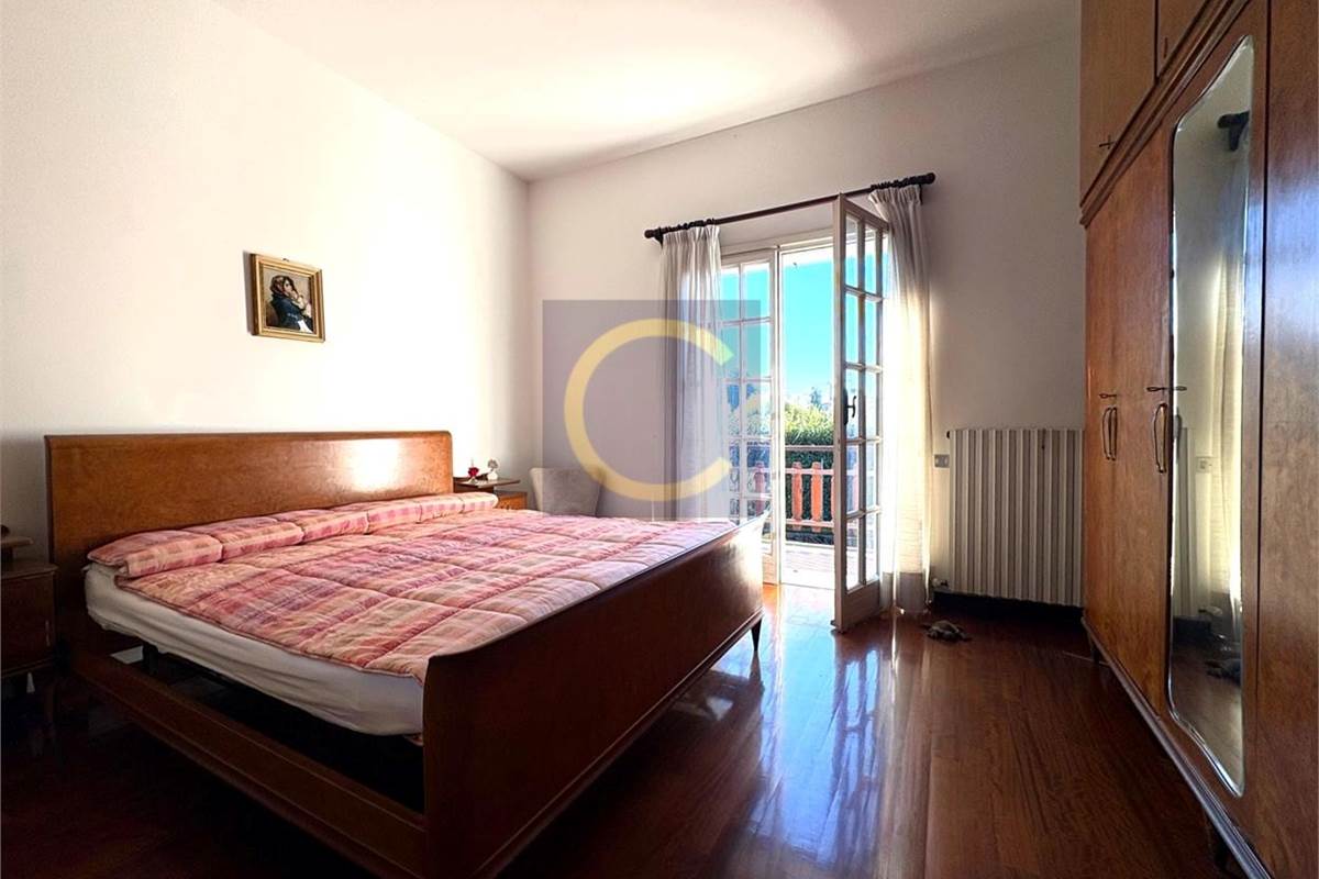 VILLA SINGOLA CON AMPIO GIARDINO PRIVATO