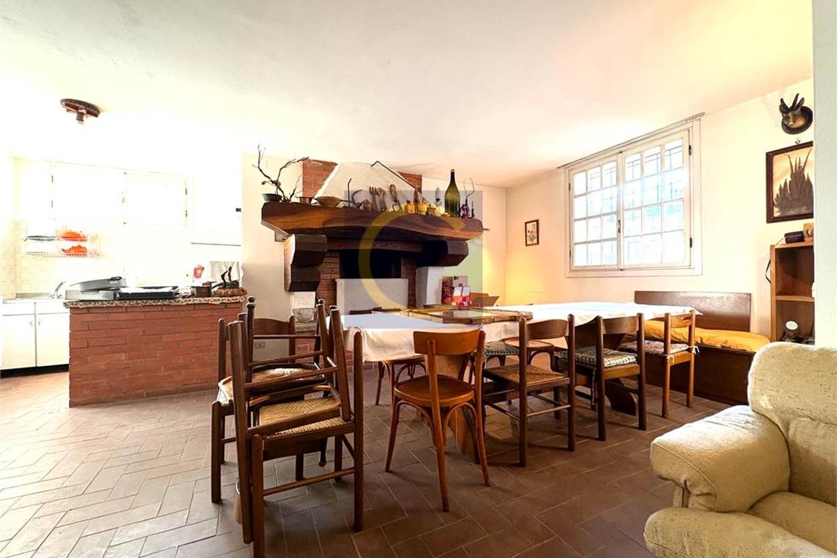 VILLA SINGOLA CON AMPIO GIARDINO PRIVATO