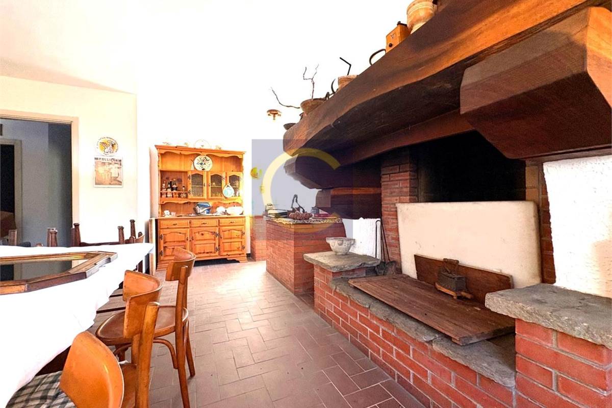 VILLA SINGOLA CON AMPIO GIARDINO PRIVATO