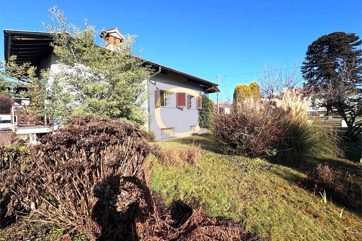 VILLA SINGOLA CON AMPIO GIARDINO PRIVATO