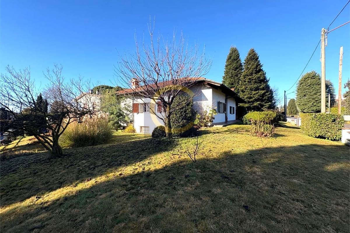 VILLA SINGOLA CON AMPIO GIARDINO PRIVATO