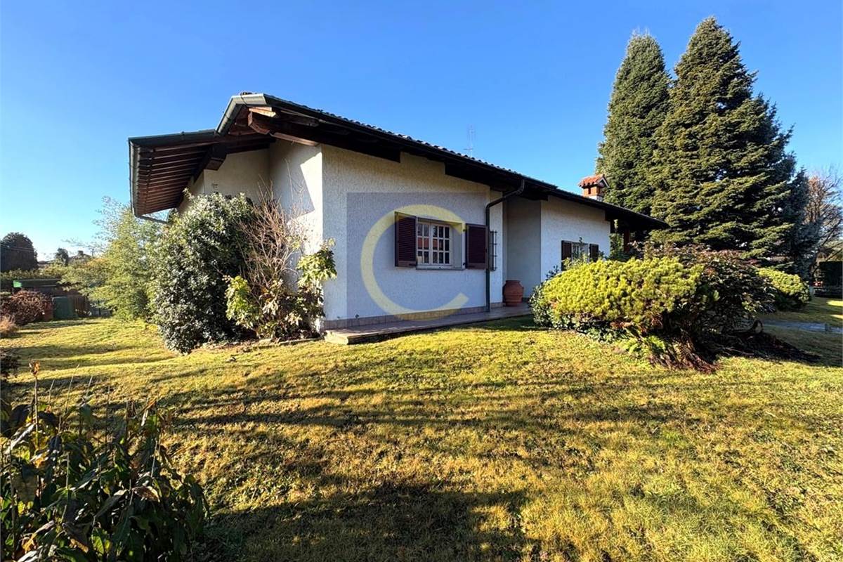 VILLA SINGOLA CON AMPIO GIARDINO PRIVATO