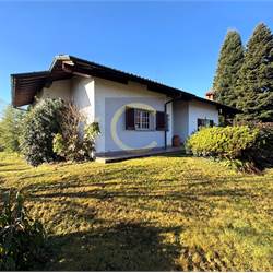 VILLA SINGOLA CON AMPIO GIARDINO PRIVATO